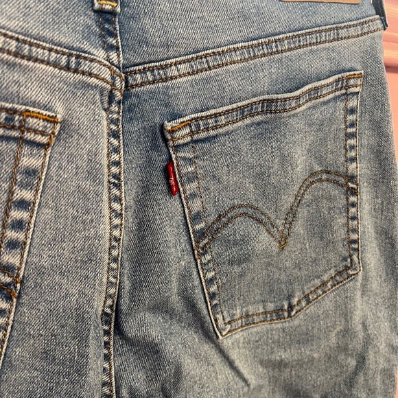 Levi' Wedgie Straight Fit -Size 32 - Picture 6 of 6